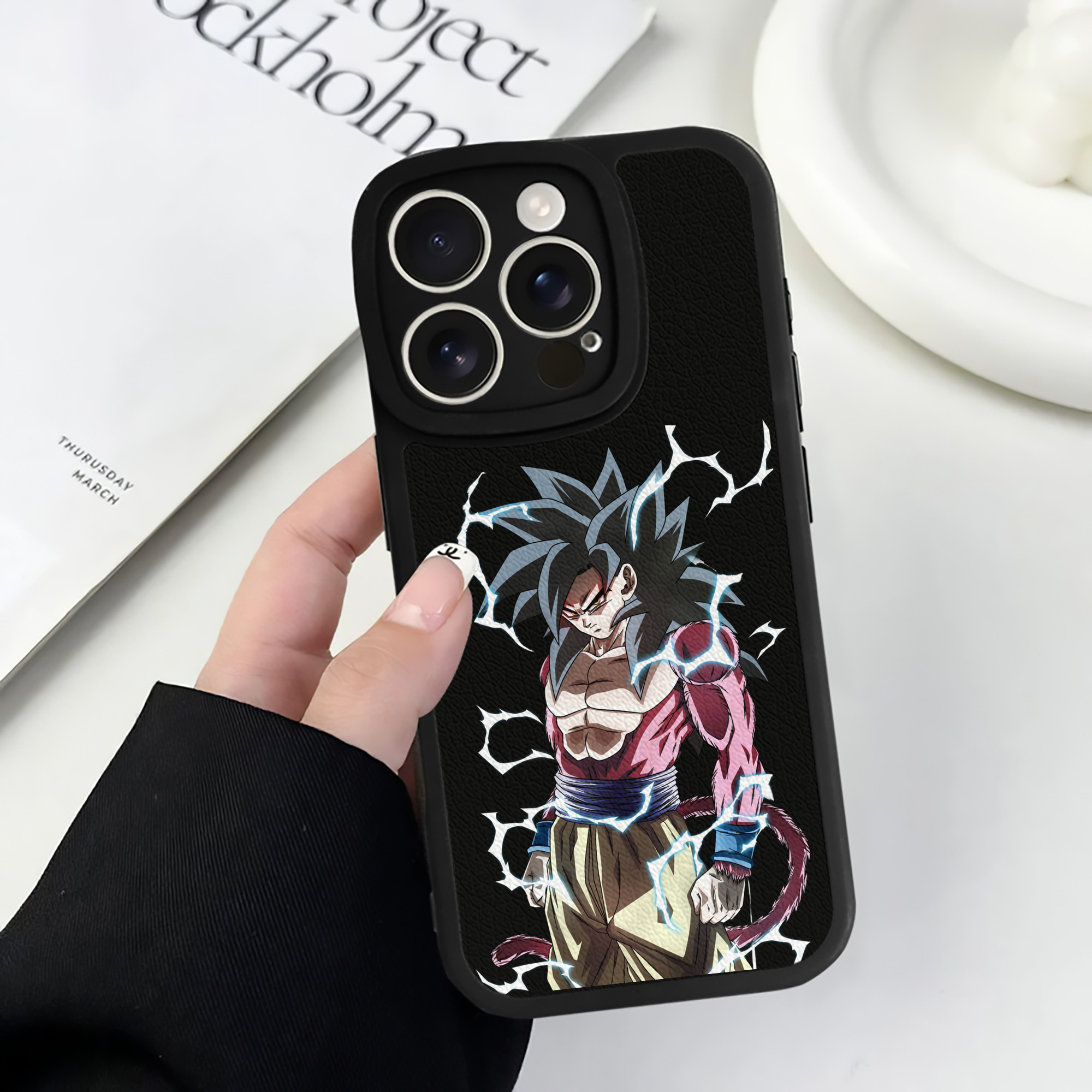 （画像用） ドラゴンボール 孫悟空（そん ごくう）Son Goku カカロット DRAGON BALL Kakarotto 【iPhone 16シリーズ対応】シリコンスマホケース（レザー調） 材質：シリコン